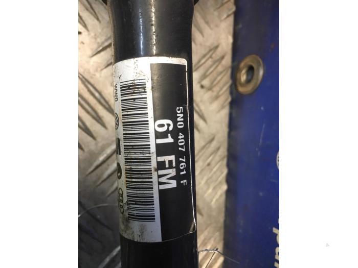 Front drive shaft, left from a Volkswagen Tiguan (5N1/2) 1.4 TSI 16V 2009