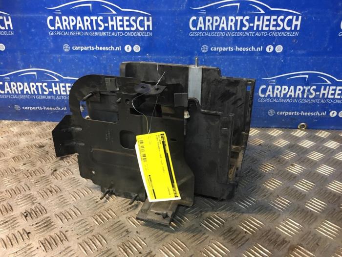 Begagnade Batterilåda Ford Tourneo Courier (JU2) 1.0 Ti-VCT EcoBoost 12V Pris € 25,00 Marginaltabell erbjuds av Carparts Heesch