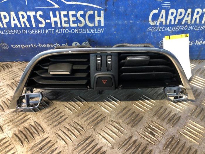 Rejilla de aire de salpicadero de un Ford Fiesta 7 1.0 EcoBoost 12V 100 2019