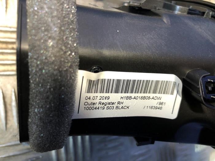 Rejilla de aire de salpicadero de un Ford Fiesta 7 1.0 EcoBoost 12V 100 2019
