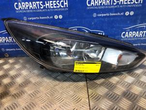Used Headlight, right Ford Focus 3 1.0 Ti-VCT EcoBoost 12V 100 Price € 131,25 Margin scheme offered by Carparts Heesch