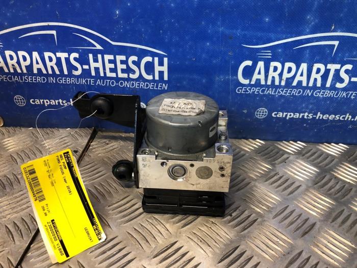 ABS pump from a Ford Focus 3 Wagon 1.0 Ti-VCT EcoBoost 12V 125 2016