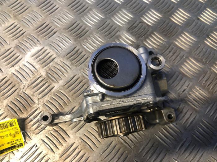 Oil pump from a Ford Focus 3 Wagon 1.0 Ti-VCT EcoBoost 12V 100 2016