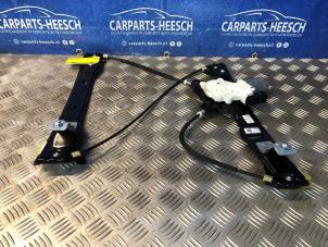 Używane Mechanizm szyby lewej przedniej wersja 4-drzwiowa Ford Focus 3 1.6 EcoBoost 16V Cena € 52,50 Procedura marży oferowane przez Carparts Heesch