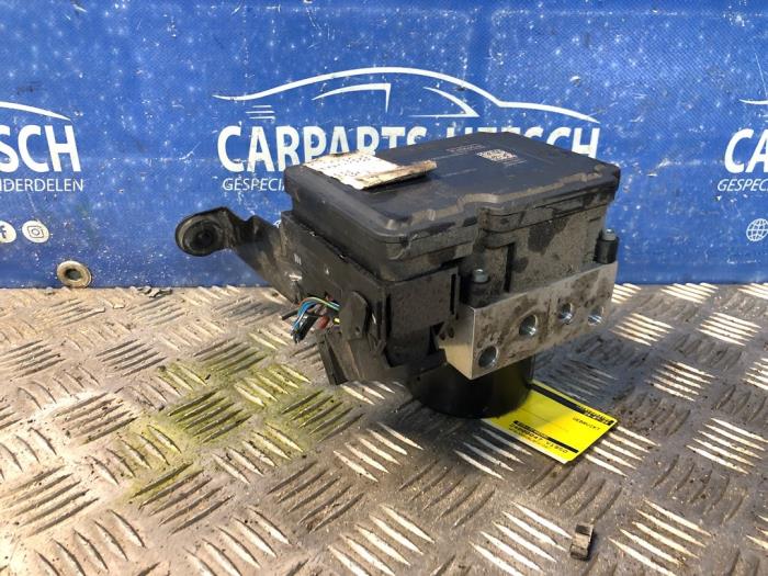Używane Pompa ABS Ford Focus 3 Wagon 1.6 EcoBoost 16V 150 Cena € 75,00 Procedura marży oferowane przez Carparts Heesch