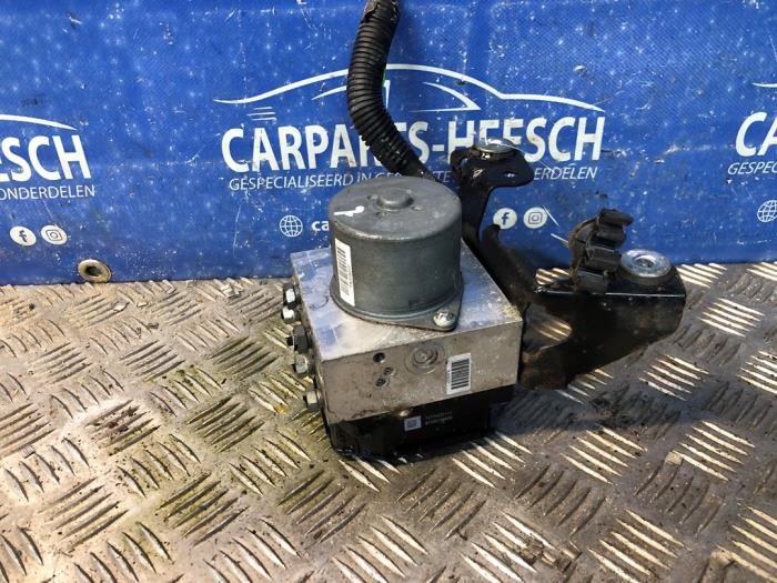 Używane Pompa ABS Ford Mondeo IV Wagon 2.0 Ecoboost SCTi 16V Cena € 100,00 Procedura marży oferowane przez Carparts Heesch