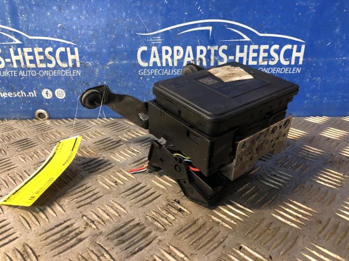 Używane Pompa ABS Ford Focus 3 Wagon 1.0 Ti-VCT EcoBoost 12V 125 Cena € 275,00 Procedura marży oferowane przez Carparts Heesch