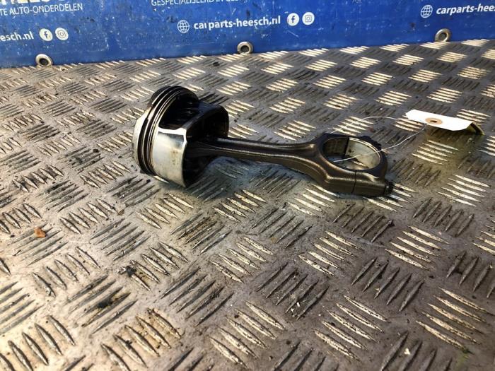 Usagé Piston Peugeot 308 (4A/C) 1.6 VTI 16V Prix € 40,00 Règlement à la marge proposé par Carparts Heesch