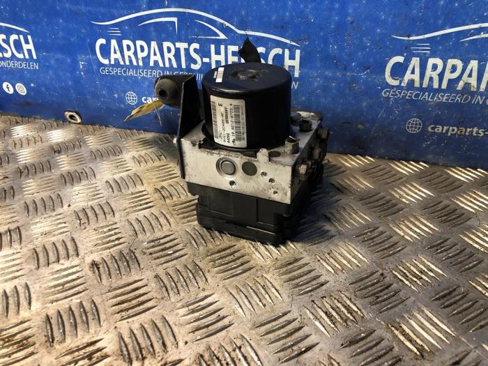 Usagé Pompe ABS Ford Grand C-Max (DXA) 1.6 EcoBoost 16V Prix € 100,00 Règlement à la marge proposé par Carparts Heesch