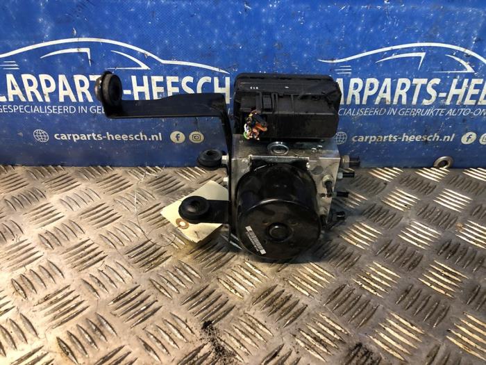 Używane Pompa ABS Ford C-Max (DXA) 1.6 SCTi 16V Cena € 100,00 Procedura marży oferowane przez Carparts Heesch