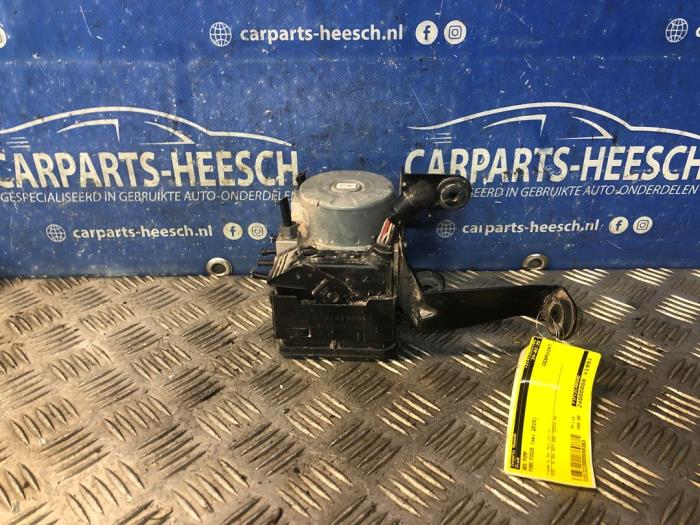 Używane Pompa ABS Ford Focus 3 Wagon 1.0 Ti-VCT EcoBoost 12V 125 Cena € 300,00 Procedura marży oferowane przez Carparts Heesch