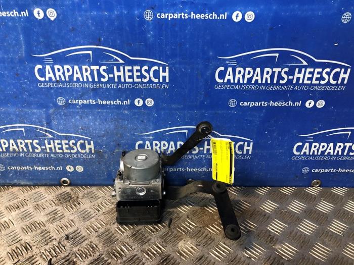 Używane Pompa ABS Ford Fiesta 7 1.0 EcoBoost 12V 140 Cena € 200,00 Procedura marży oferowane przez Carparts Heesch
