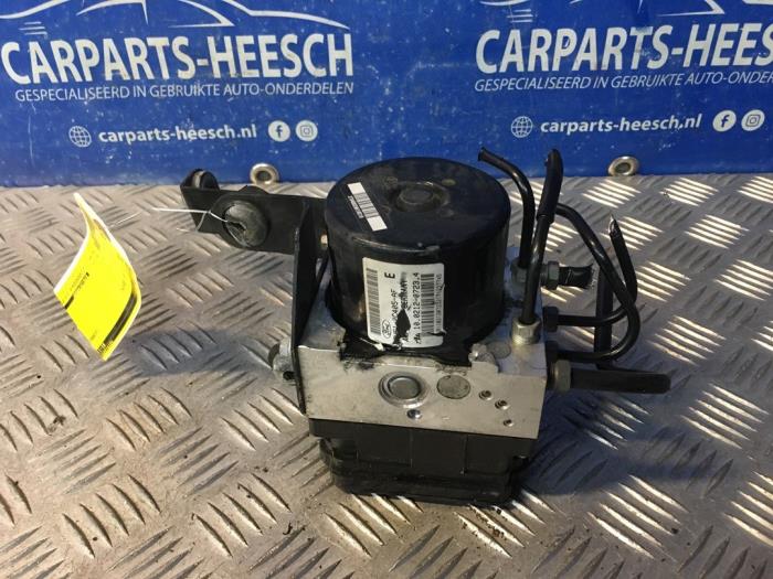 Używane Pompa ABS Ford Focus 3 1.0 Ti-VCT EcoBoost 12V 100 Cena € 75,00 Procedura marży oferowane przez Carparts Heesch