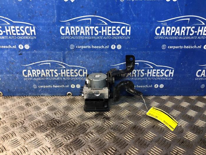 Używane Pompa ABS Ford Ka+ 1.2 Ti-VCT Cena € 200,00 Procedura marży oferowane przez Carparts Heesch