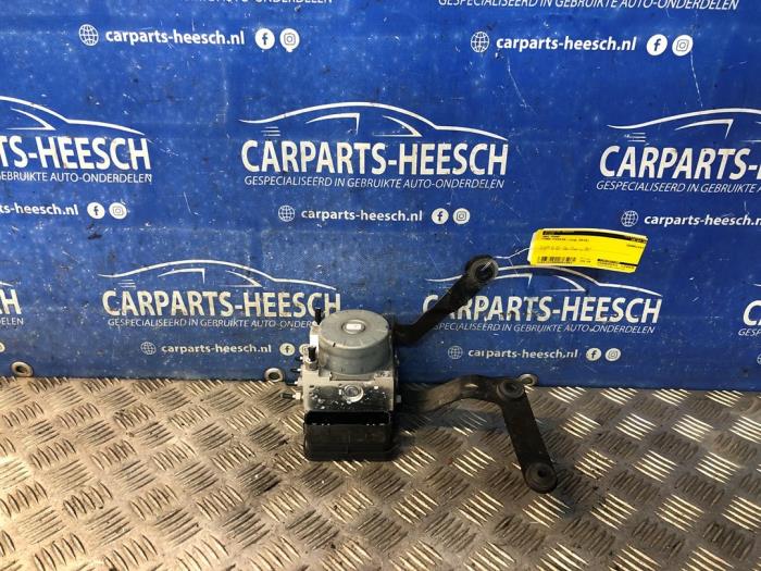 Używane Pompa ABS Ford Fiesta 7 1.1 Ti-VCT 12V 85 Cena € 200,00 Procedura marży oferowane przez Carparts Heesch
