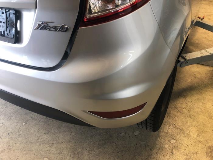 Pare-chocs arrière d'un Ford Fiesta 6 (JA8) 1.0 SCI 12V 80 2016