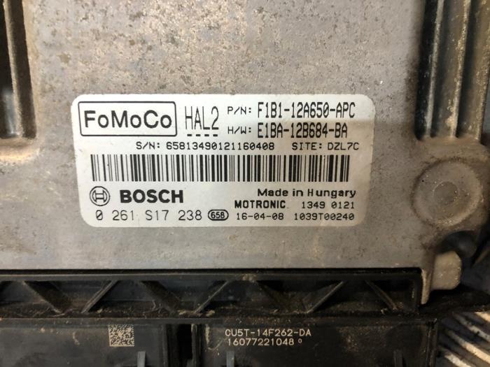 Calculateur moteur d'un Ford Fiesta 6 (JA8) 1.0 SCI 12V 80 2016