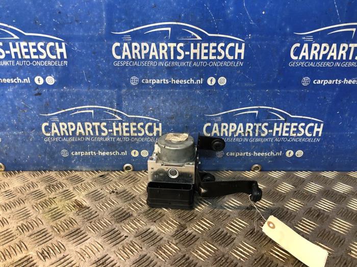 Używane Pompa ABS Ford Focus 3 Wagon 1.0 Ti-VCT EcoBoost 12V 100 Cena € 225,00 Procedura marży oferowane przez Carparts Heesch
