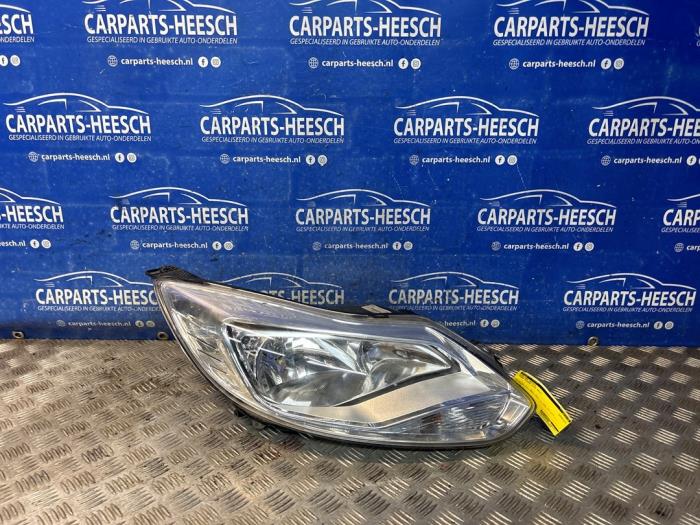 Używane Reflektor prawy Ford Focus 3 Wagon 1.0 Ti-VCT EcoBoost 12V 125 Cena € 125,00 Procedura marży oferowane przez Carparts Heesch