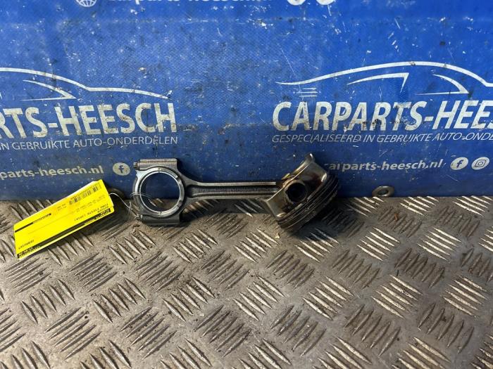 Usados Pistón Ford Fiesta 7 1.1 Ti-VCT 12V 85 Precio € 60,00 Norma de margen ofrecido por Carparts Heesch