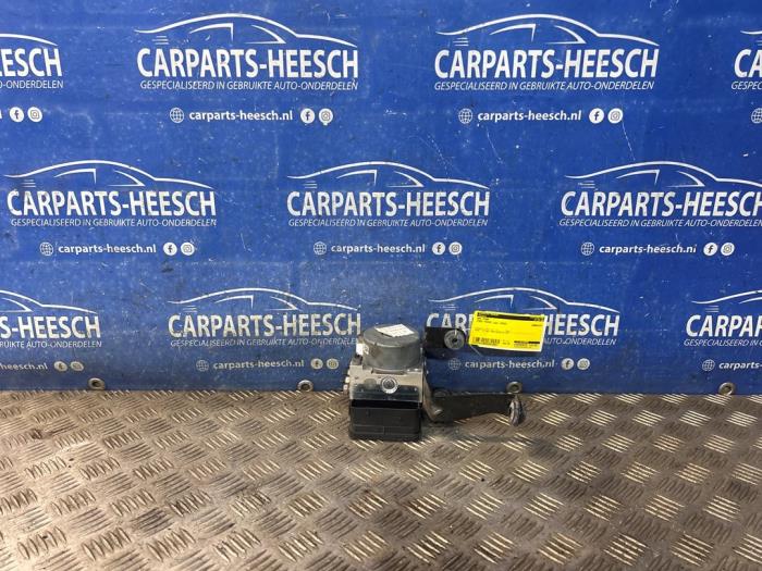 Używane Pompa ABS Ford Focus 3 1.0 Ti-VCT EcoBoost 12V 100 Cena € 200,00 Procedura marży oferowane przez Carparts Heesch