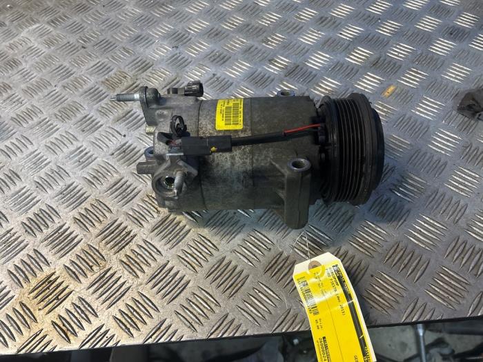 Usagé Pompe clim Ford Fiesta 6 (JA8) 1.0 SCI 12V 80 Prix € 65,00 Règlement à la marge proposé par Carparts Heesch