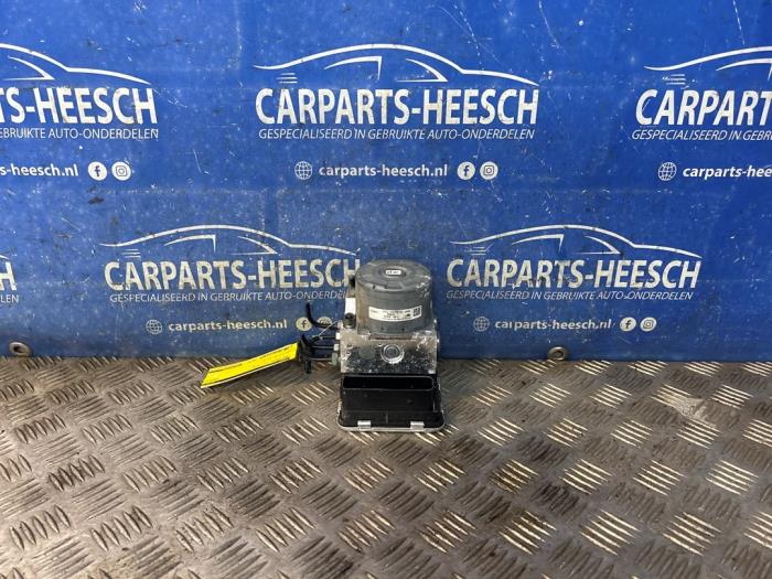 Używane Pompa ABS Ford Focus 4 1.0 Ti-VCT EcoBoost 12V 125 Cena € 200,00 Procedura marży oferowane przez Carparts Heesch