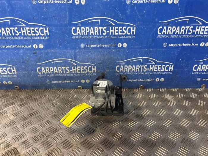 Używane Pompa ABS Ford Focus 3 1.5 EcoBoost 16V 150 Cena € 175,00 Procedura marży oferowane przez Carparts Heesch
