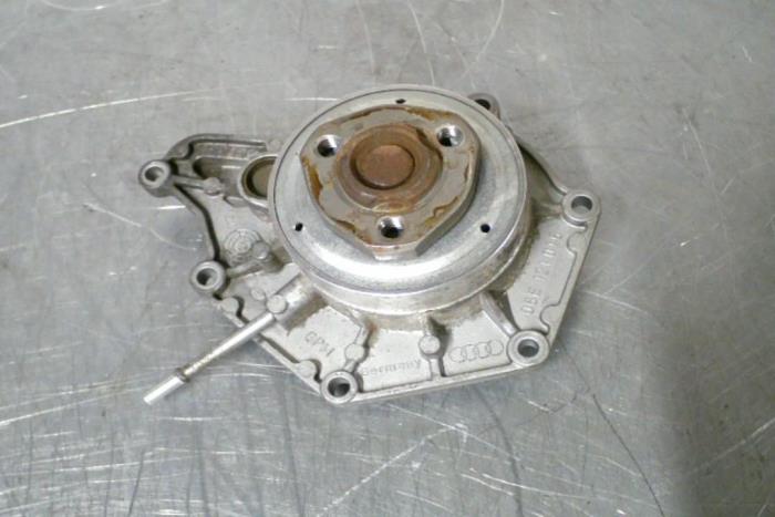 Usagé Pompe à eau Audi S4 Prix € 25,00 Règlement à la marge proposé par TSI-Parts / Allmotorparts B.V.