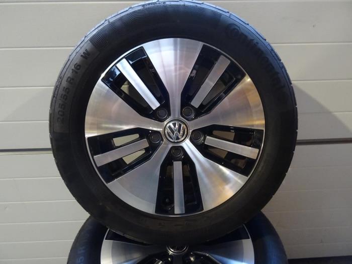 Felgen Set + Reifen van een Volkswagen Golf 2017