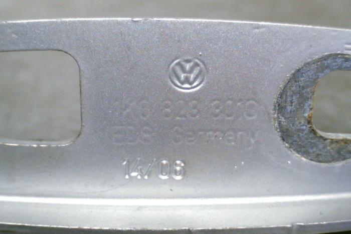 Bisagra de capó de un Volkswagen Jetta 2006