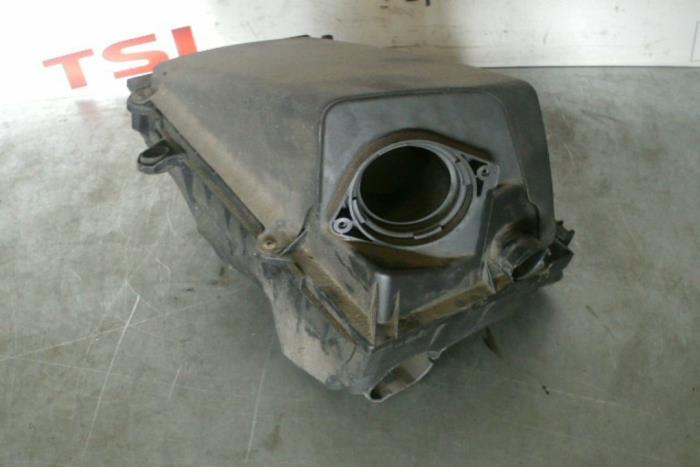 Begagnade Luftfilterhus Audi TT Roadster (8N9) 1.8 20V Turbo Pris € 12,00 Marginaltabell erbjuds av TSI-Parts / Allmotorparts B.V.