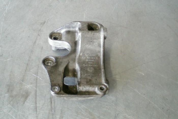 Used Alternator upper bracket Audi Q7 Price € 21,00 Margin scheme offered by TSI-Parts / Allmotorparts B.V.