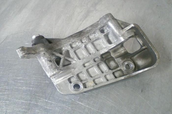 Usagé Support dynamo haut Audi A6 Prix € 15,00 Règlement à la marge proposé par TSI-Parts / Allmotorparts B.V.