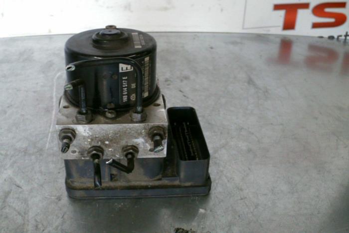 Begagnade ABS-pump Audi A3 Pris € 248,00 Marginaltabell erbjuds av TSI-Parts / Allmotorparts B.V.