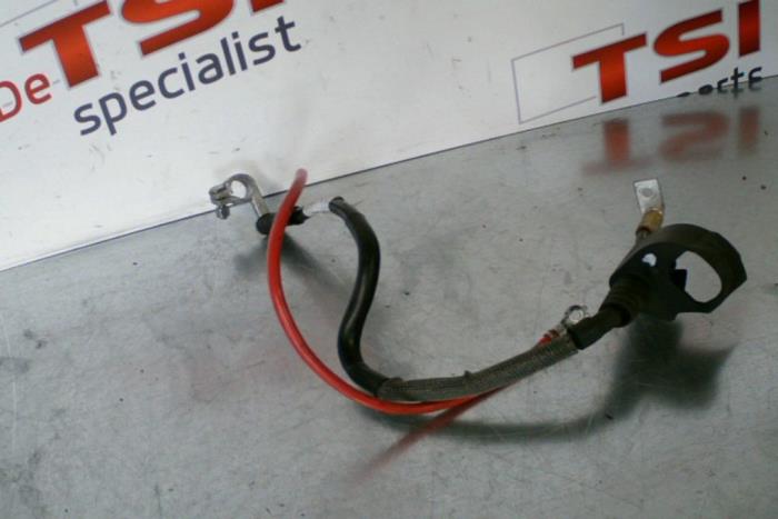 Używane Biegun akumulator Volkswagen Scirocco Cena € 12,00 Procedura marży oferowane przez TSI-Parts / Allmotorparts B.V.