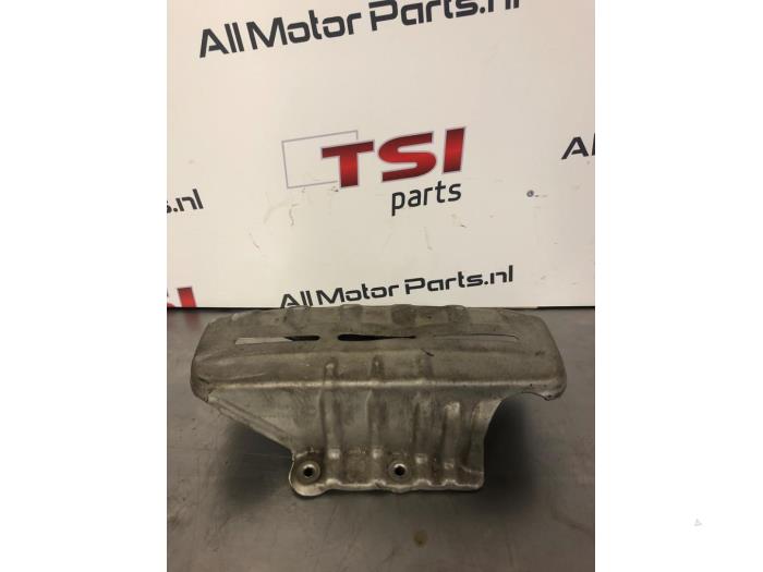 Begagnade Värmesköld Volkswagen Golf VI (5K1) 1.4 TSI 160 16V Pris € 12,00 Marginaltabell erbjuds av TSI-Parts / Allmotorparts B.V.