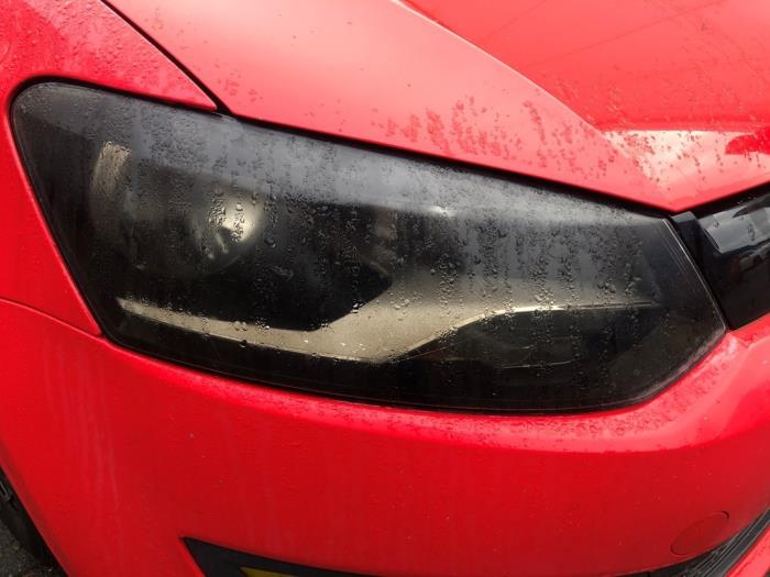 Używane Reflektor prawy Volkswagen Polo V (6R) 1.6 TDI 16V 90 Cena € 83,00 Procedura marży oferowane przez TSI-Parts / Allmotorparts B.V.