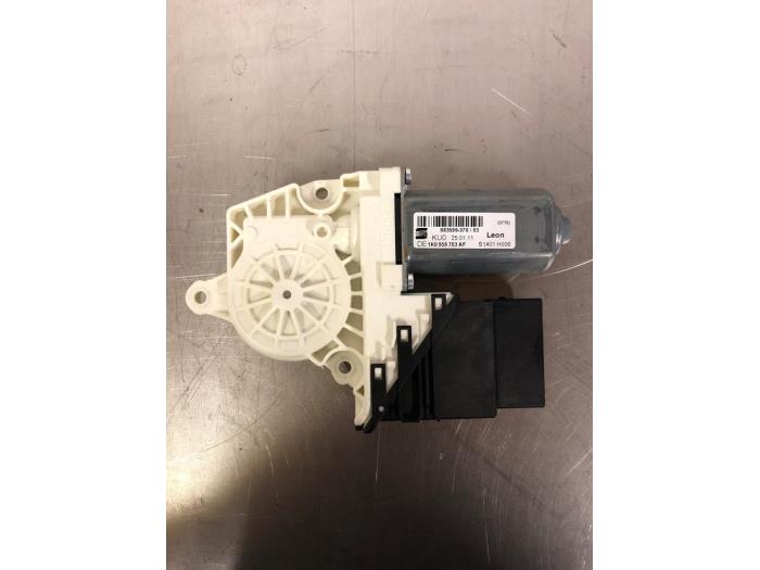 Usados Motor de ventanilla de puerta Seat Leon (1P1) 1.2 TSI Precio € 25,00 Norma de margen ofrecido por TSI-Parts / Allmotorparts B.V.