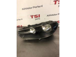 Used Headlight, left Volkswagen Scirocco (137/13AD) 1.4 TSI 122 16V Price € 50,00 Inclusive VAT offered by TSI-Parts