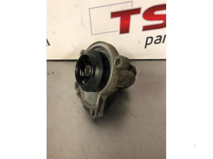 Begagnade Vattenpump Volkswagen Polo V (6R) 1.2 12V Pris € 17,00 Marginaltabell erbjuds av TSI-Parts / Allmotorparts B.V.