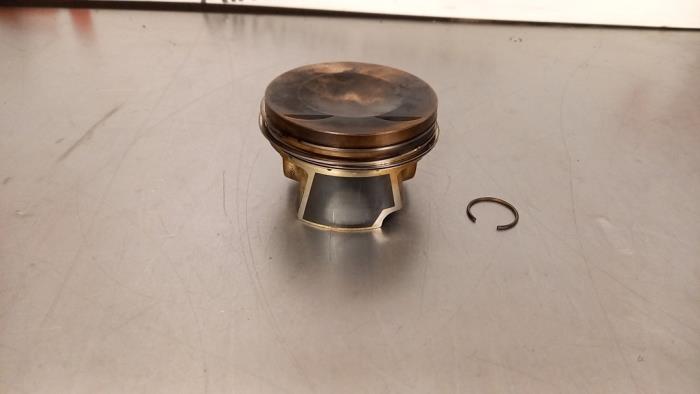 Usagé Piston Audi RS 3 Sportback (8PA) 2.5 TFSI 20V Quattro Prix € 100,00 Règlement à la marge proposé par TSI-Parts / Allmotorparts B.V.