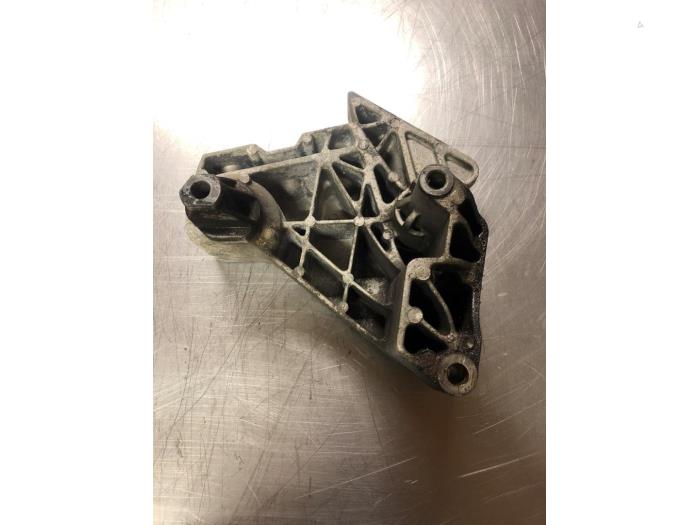 Engine mount from a Volkswagen Golf VI (5K1) 2.0 TSI R 16V 4Motion 2010