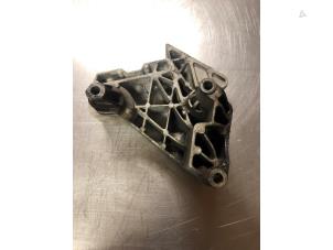 Engine mount from a Volkswagen Golf VI (5K1) 2.0 TSI R 16V 4Motion 2010