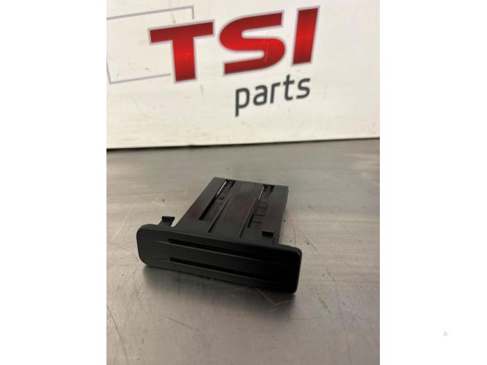 Używane Schowek Volkswagen Tiguan (5N1/2) 1.4 TSI 16V Cena € 4,00 Procedura marży oferowane przez TSI-Parts / Allmotorparts B.V.