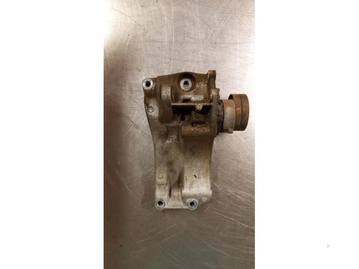 Usagé Support dynamo haut Volkswagen Lupo (6X1) 1.4 16V 100 Prix € 21,00 Règlement à la marge proposé par TSI-Parts / Allmotorparts B.V.