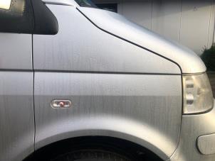 Używane Blotnik prawy przód Volkswagen Transporter T5 2.5 TDi Cena € 60,00 Z VAT oferowane przez TSI-Parts / Allmotorparts B.V.