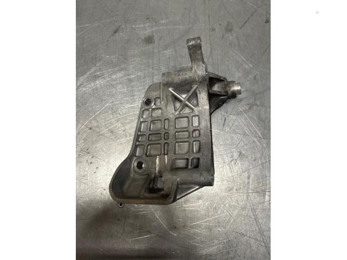 Usagé Support dynamo bas Audi SQ5 (8RB) 3.0 TDI V6 24V Plus Prix € 15,00 Règlement à la marge proposé par TSI-Parts / Allmotorparts B.V.