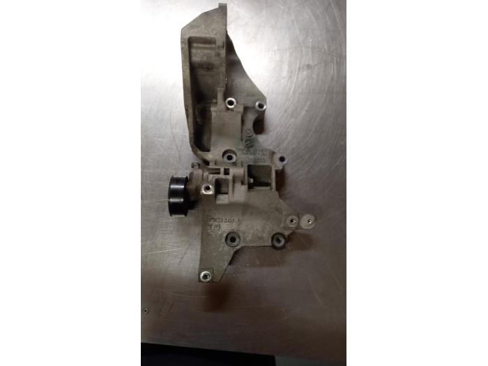 Used Alternator upper bracket Volkswagen Caddy III (2KA,2KH,2CA,2CH) 1.6 TDI 16V Price € 25,00 Margin scheme offered by TSI-Parts / Allmotorparts B.V.