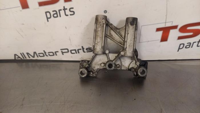 Usagé Support moteur Volkswagen Transporter T5 2.5 TDi Prix € 21,00 Règlement à la marge proposé par TSI-Parts / Allmotorparts B.V.